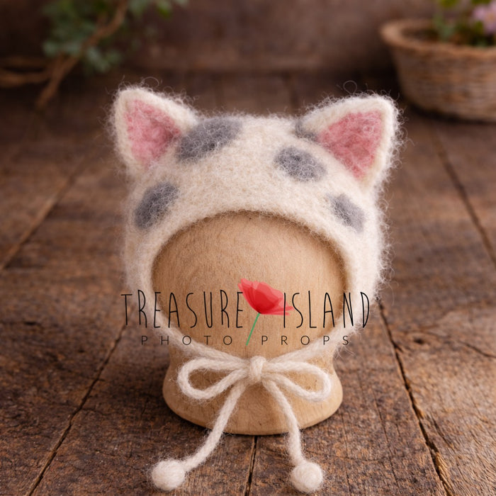 Silver Mist Kitten – Hand-Felted White & Grey Bonnet Set